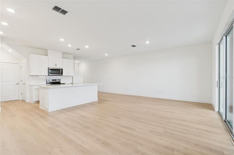 Spacious, unfurnished interior of a new home in North River Ranch – Townhomes, Parrish (Image 34).