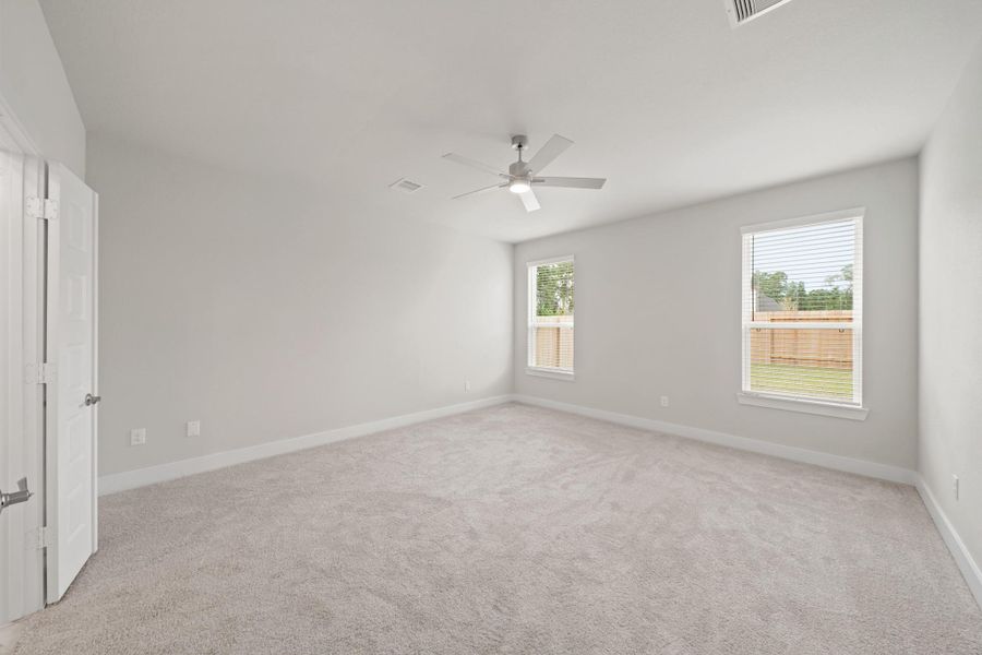 Spacious, unfurnished interior of a new home in Barton Creek Ranch, Conroe (Image 15).
