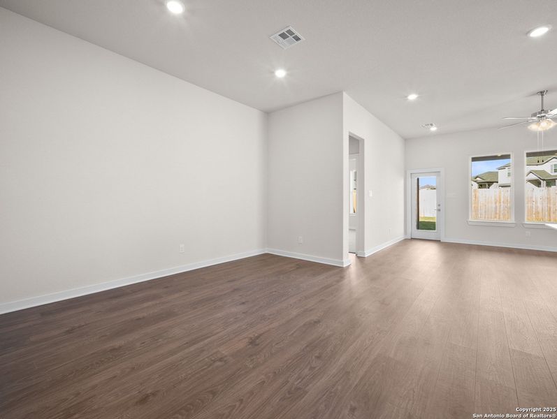 Spacious, unfurnished interior of a new home in Hunter's Ranch, San Antonio (Image 13). Spacious, unfurnished interior of a new home in Hunter's Ranch, San Antonio (Image 13).