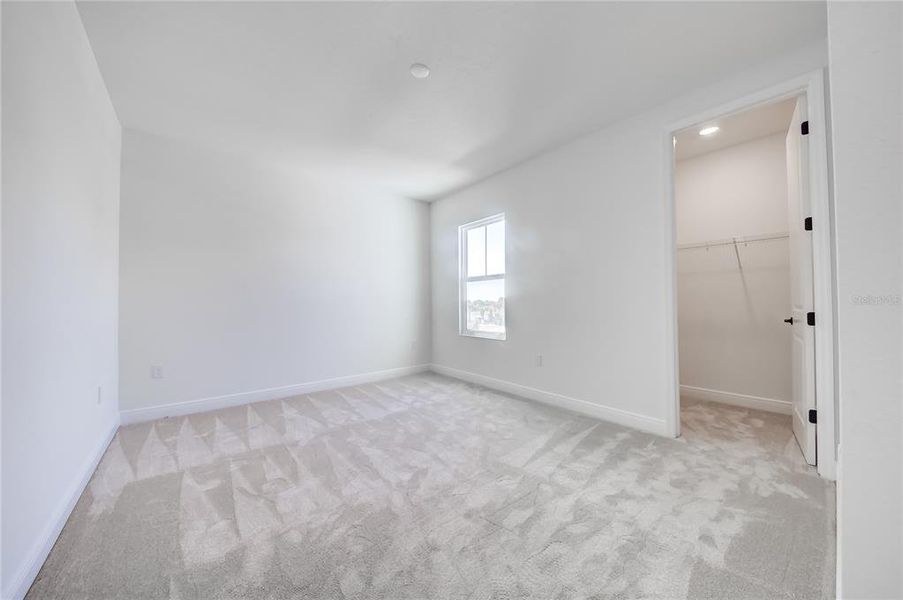 Spacious, unfurnished interior of a new home in Bungalow Walk at Lakewood Ranch, Sarasota (Image 21).