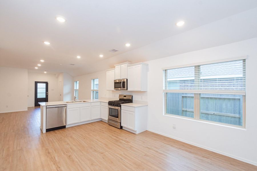 Enjoy perfect ambient lighting for delightful dinner gatherings.