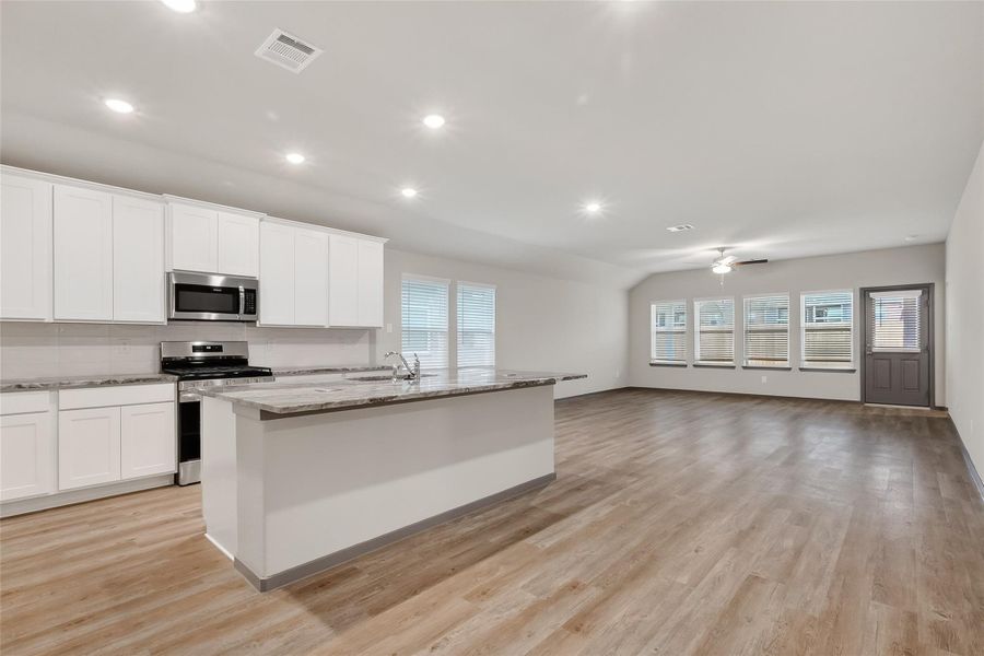 Furnished interior view inside a new home in Rollingbrook Estates, Baytown (Image 10). Furnished interior view inside a new home in Rollingbrook Estates, Baytown (Image 10).