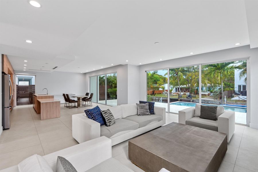 FAMILY_LOOKING_OUT_2_DT