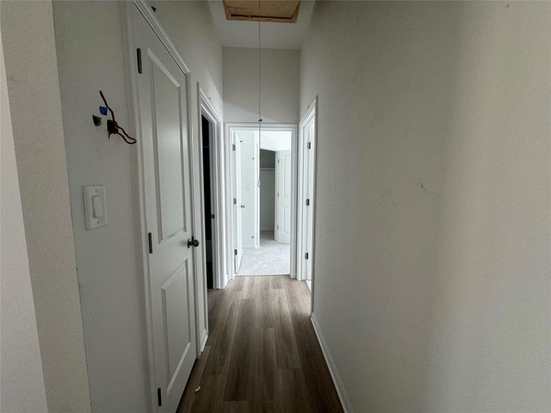 Spacious, unfurnished interior of a new home in Village at Three Oaks, Seguin (Image 9).