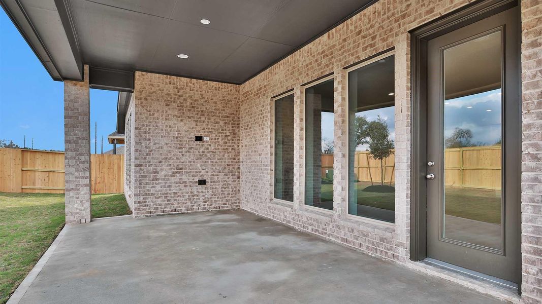 Exterior details and patio area of a home in Meridiana 55', Manvel (Image 13).