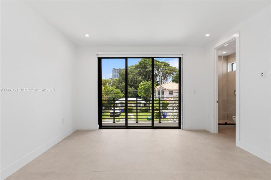 Spacious, unfurnished interior of a new home in , Miami (Image 33).