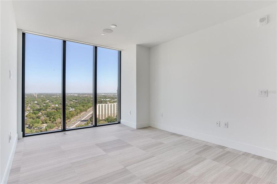 Spacious, unfurnished interior of a new home in The Ritz-Carlton Residences, Tampa (Image 22).