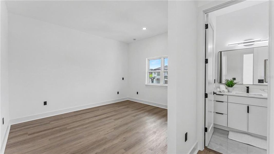 Spacious, unfurnished interior of a new home in , Lake Alfred (Image 25).