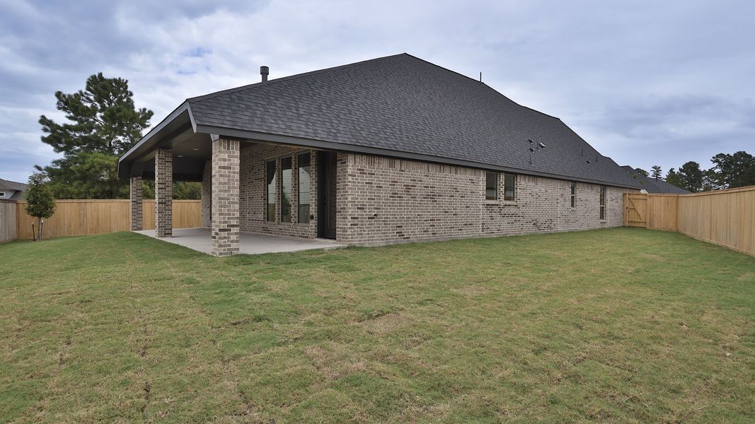 Exterior details and patio area of a home in Kresston, Montgomery (Image 4).