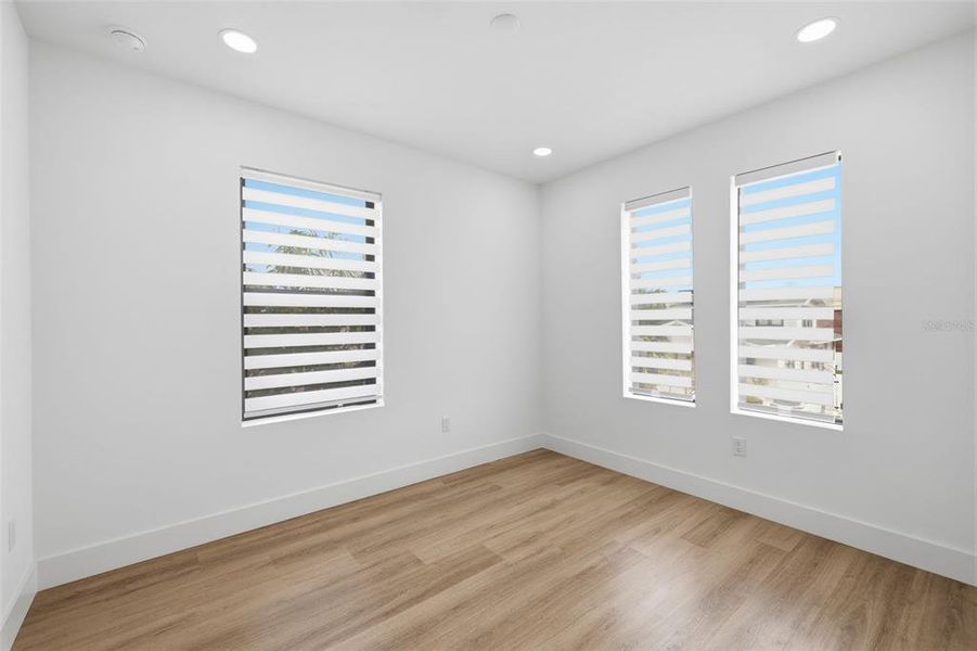 Spacious, unfurnished interior of a new home in , Tampa (Image 22).