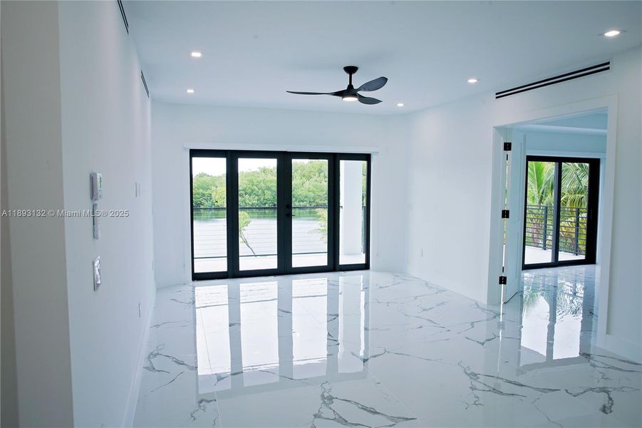 Spacious, unfurnished interior of a new home in , Tavernier (Image 44).