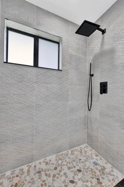 Close-up of interior finishes inside a home in , Miami Gardens (Image 21).