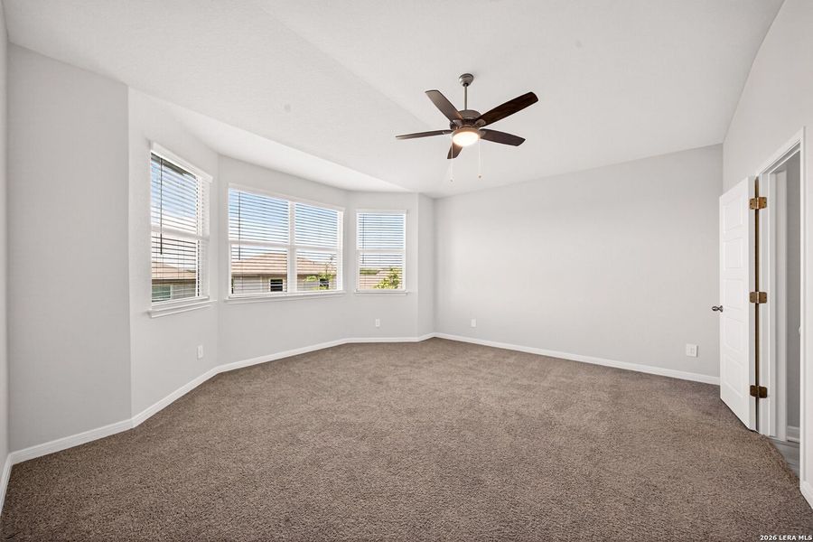 Spacious, unfurnished interior of a new home in Thomas Pond, San Antonio (Image 39).