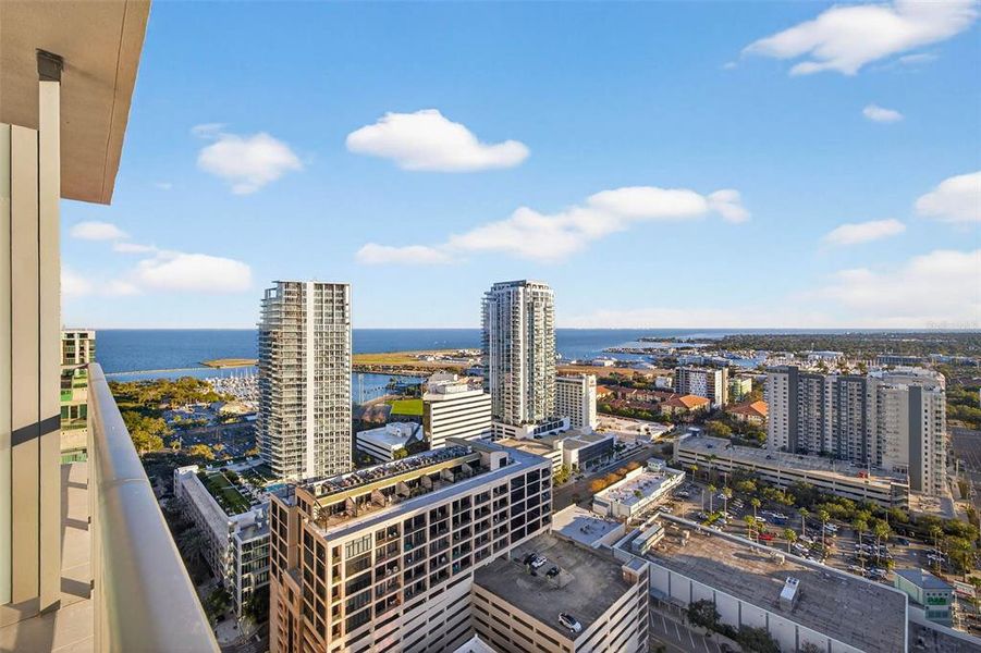 Condo located in St. Petersburg, FL showcasing its design and architecture (Image 22).