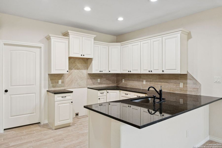 Furnished interior view inside a new home in , Seguin (Image 9).