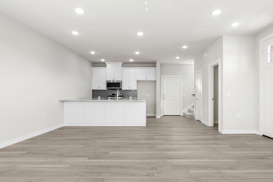 Spacious, unfurnished interior of a new home in Wildridge, Oak Point (Image 14).