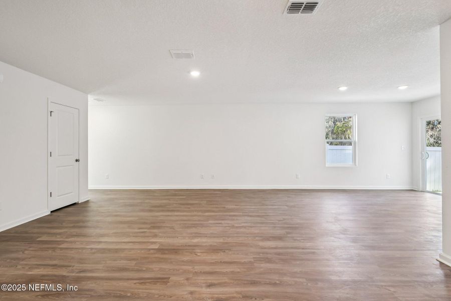 Spacious, unfurnished interior of a new home in Kings Landing, Jacksonville (Image 33).