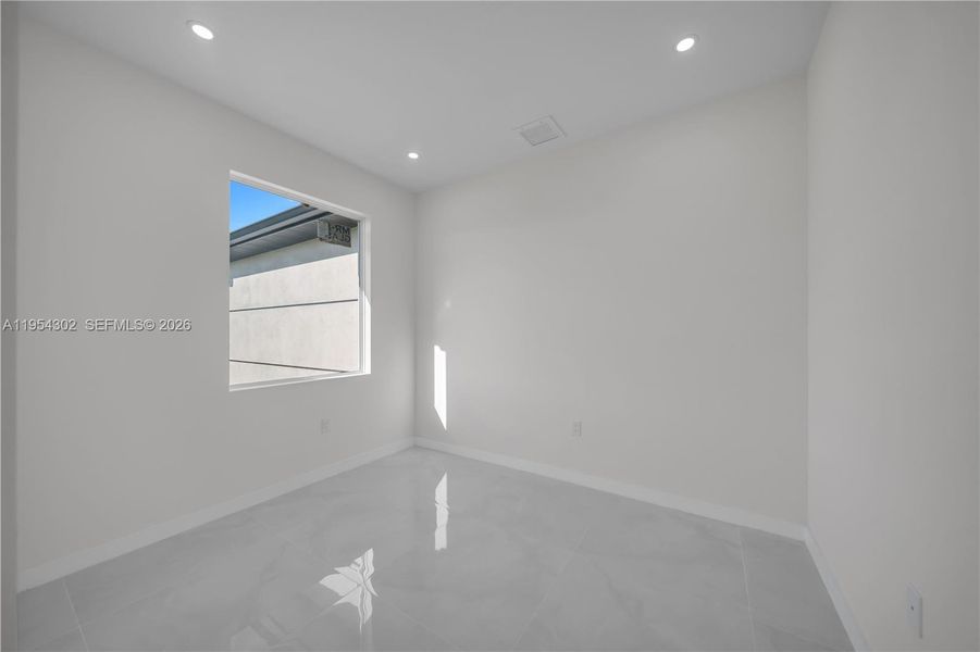 Spacious, unfurnished interior of a new home in , Lehigh Acres (Image 21).