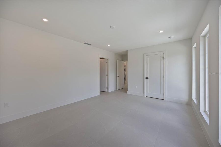 Spacious, unfurnished interior of a new home in , Sarasota (Image 62).