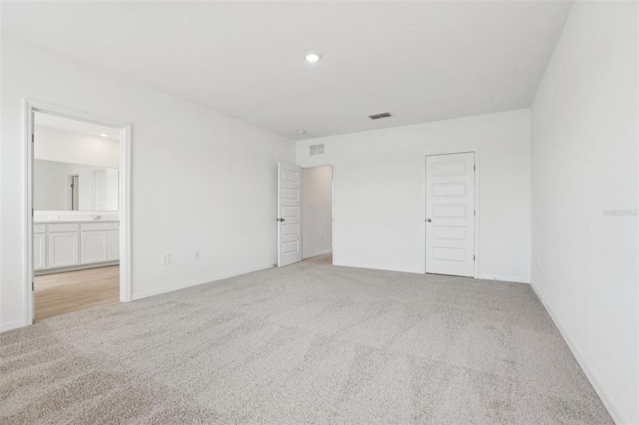 Spacious, unfurnished interior of a new home in , Lakeland (Image 22).