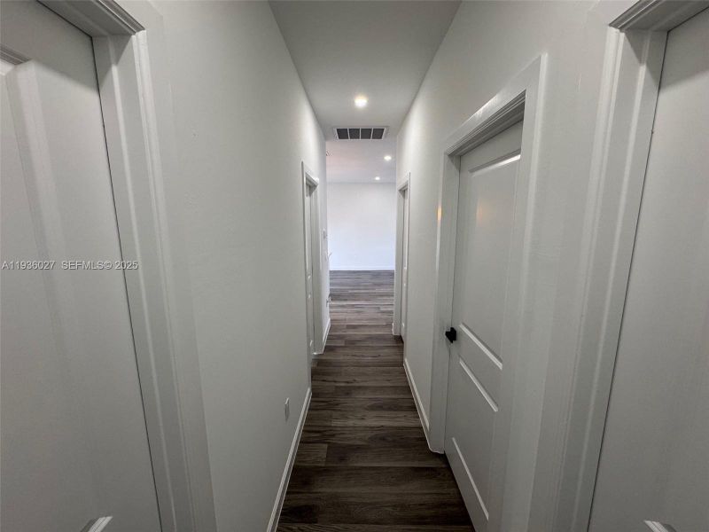 Spacious, unfurnished interior of a new home in , Cape Coral (Image 27).