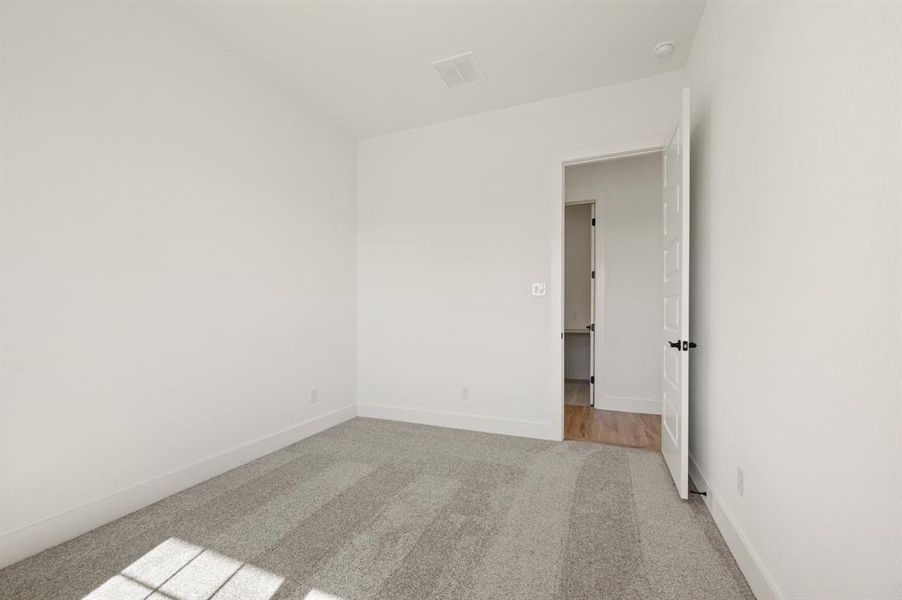 Spacious, unfurnished interior of a new home in Rocky Top Ranch, Reno (Image 32).