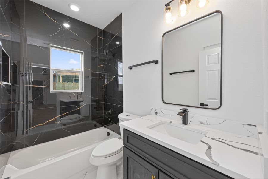 Stylish secondary bathroom featuring modern finishes and quality design.