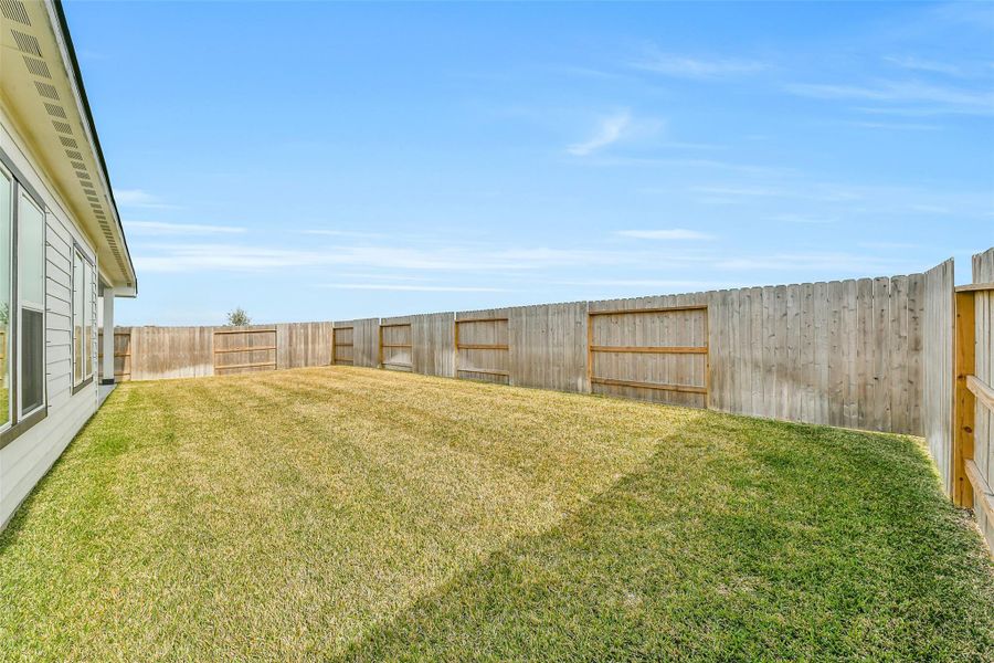 Exterior details and patio area of a home in Lago Mar, Texas City (Image 23).