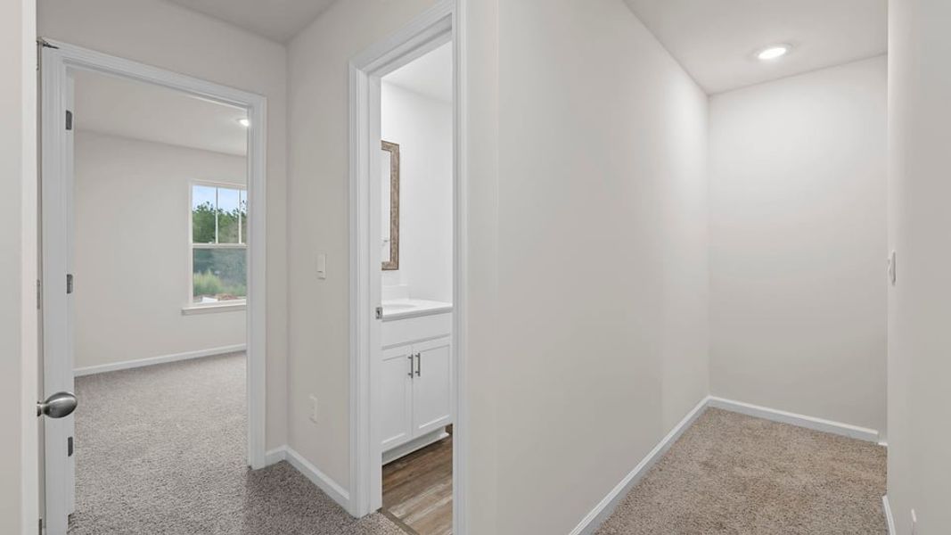 Spacious, unfurnished interior of a new home in Hawk Ridge, Anderson (Image 21).