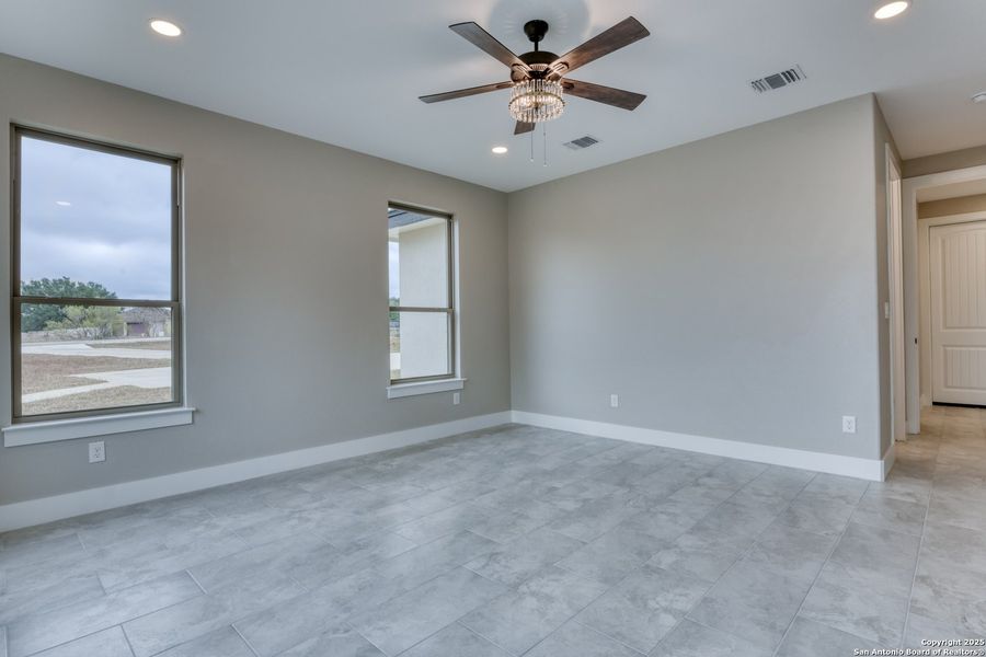Spacious, unfurnished interior of a new home in , Bandera (Image 17).