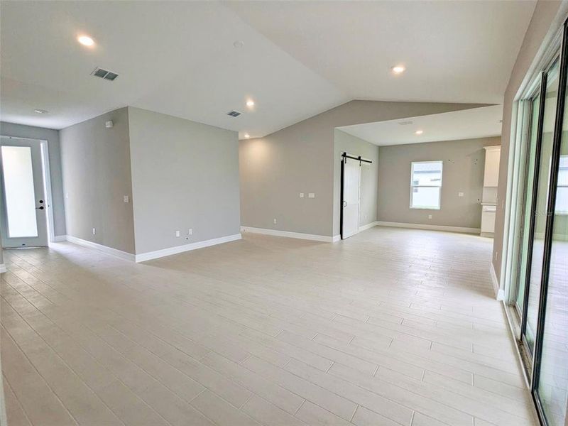 Spacious, unfurnished interior of a new home in , Sebring (Image 18).
