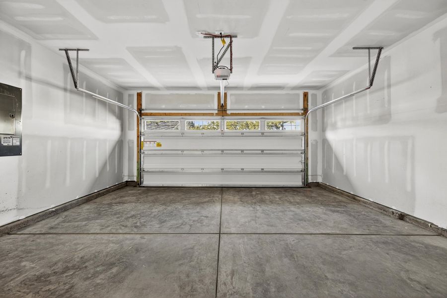 Spacious, unfurnished interior of a new home in , Charleston (Image 28).