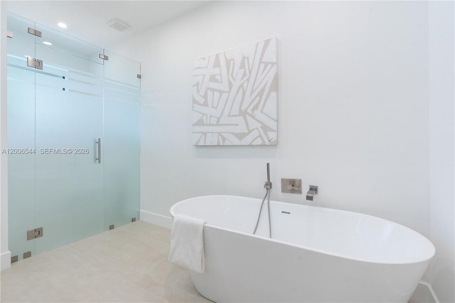 Furnished interior view inside a new home in , Fort Lauderdale (Image 25).