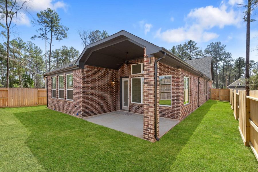 Exterior details and patio area of a home in Attwater, Waller (Image 4).
