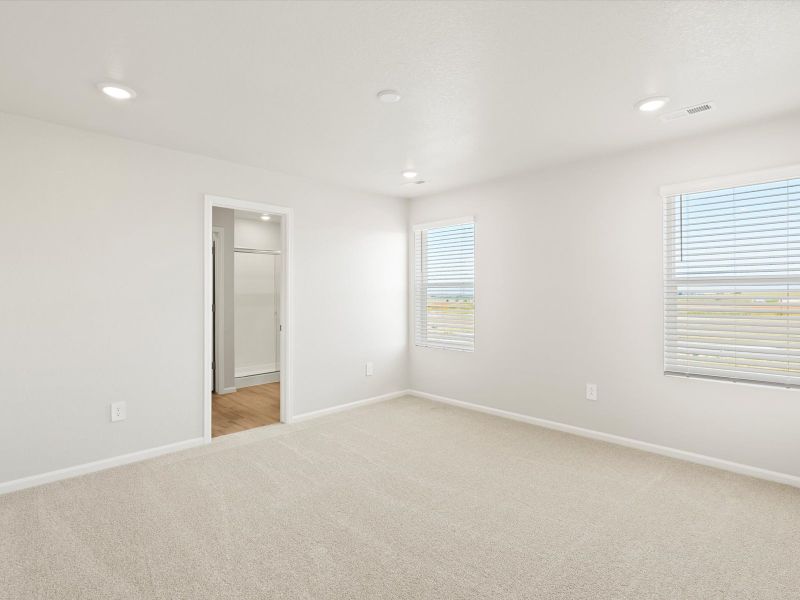 Spacious, unfurnished interior of a new home in Lake Bluff, Greeley (Image 9).