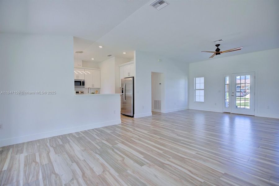 Spacious, unfurnished interior of a new home in , Sebring (Image 31).