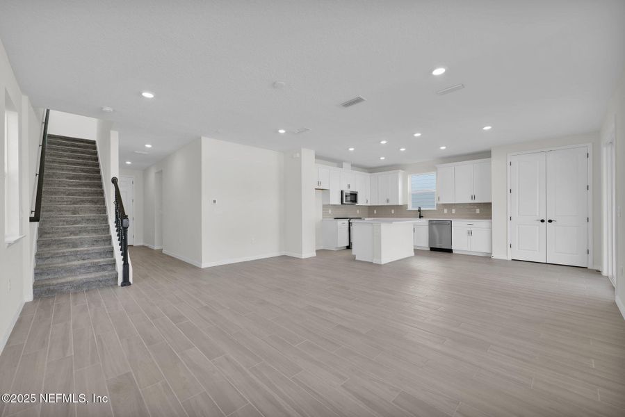 Spacious, unfurnished interior of a new home in Murray Farms, Middleburg (Image 23).