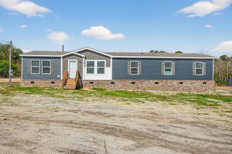 Exterior details and patio area of a home in , Walterboro (Image 18).