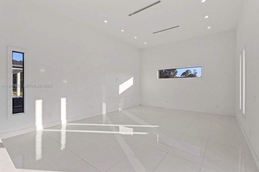 Spacious, unfurnished interior of a new home in , Lehigh Acres (Image 27).