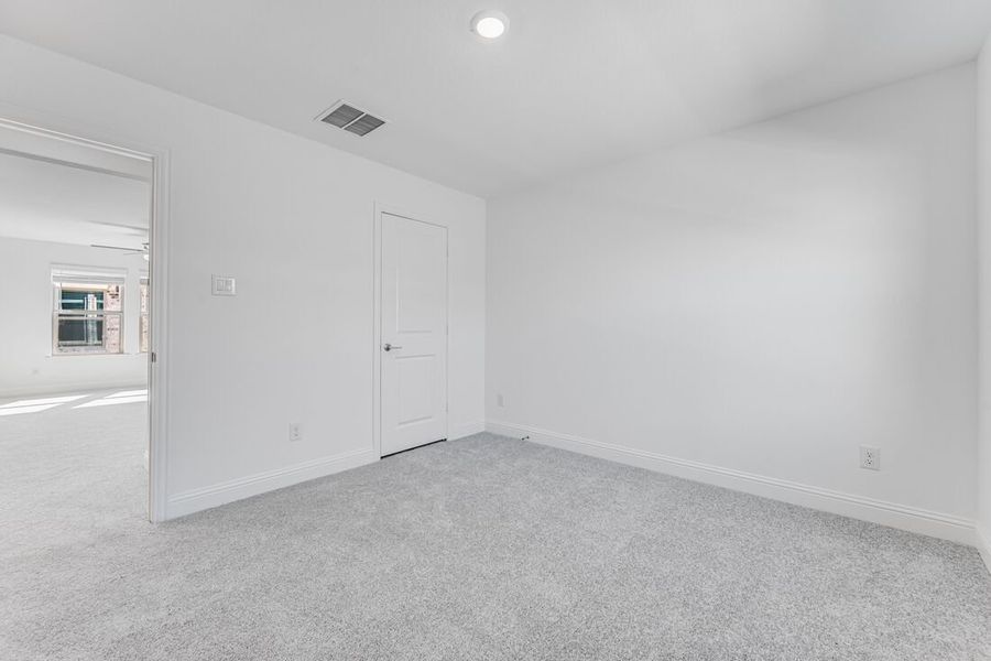 Spacious, unfurnished interior of a new home in Madero 50s, Fort Worth (Image 17).