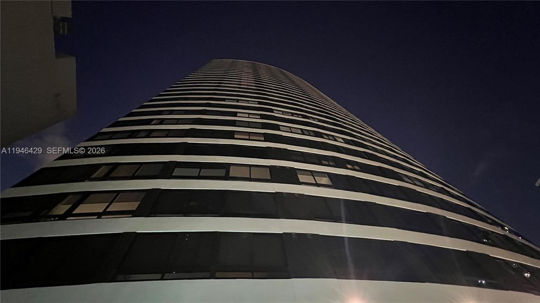 Condo located in Miami, FL showcasing its design and architecture (Image 35).