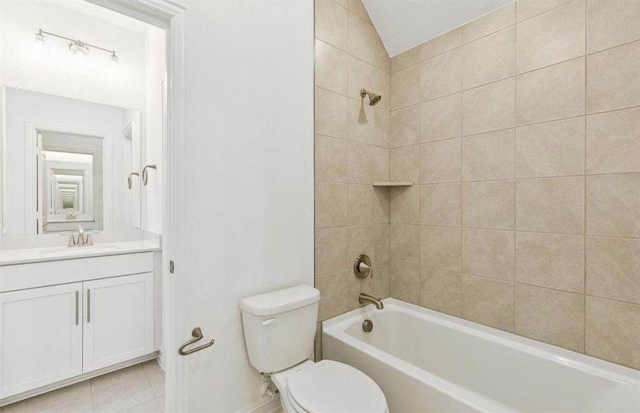 Spacious secondary bathroom Spacious secondary bathroom