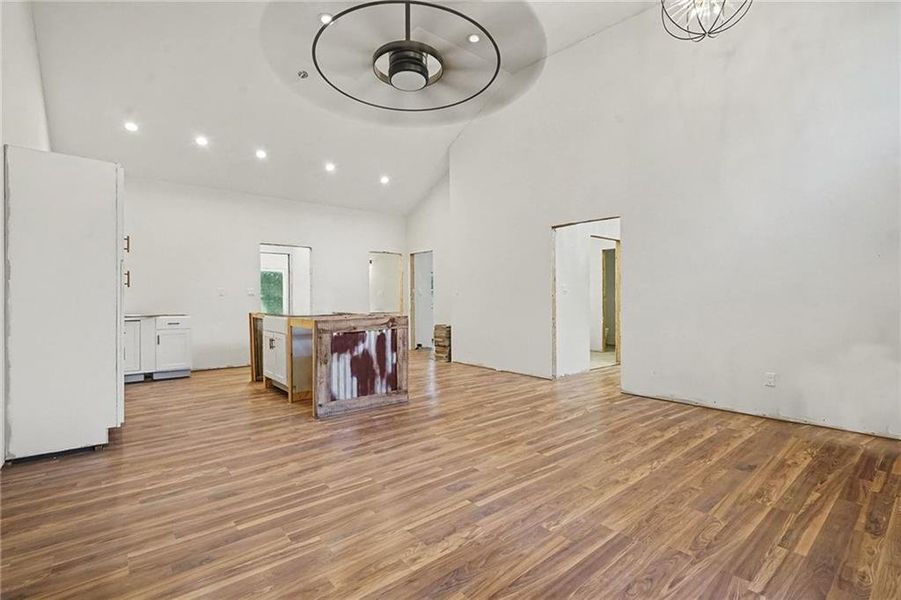 Spacious, unfurnished interior of a new home in , Canon (Image 15).