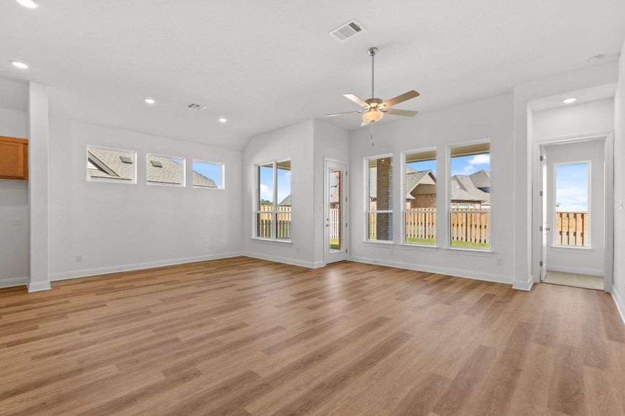 Casual Dining off of Kitchen & Family Room