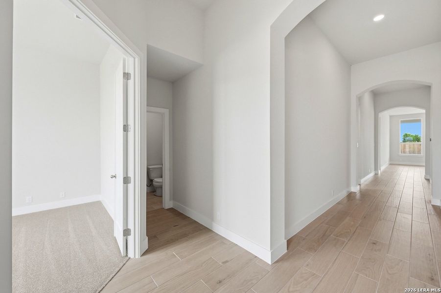 Spacious, unfurnished interior of a new home in Venado Crossing, Cibolo (Image 14).