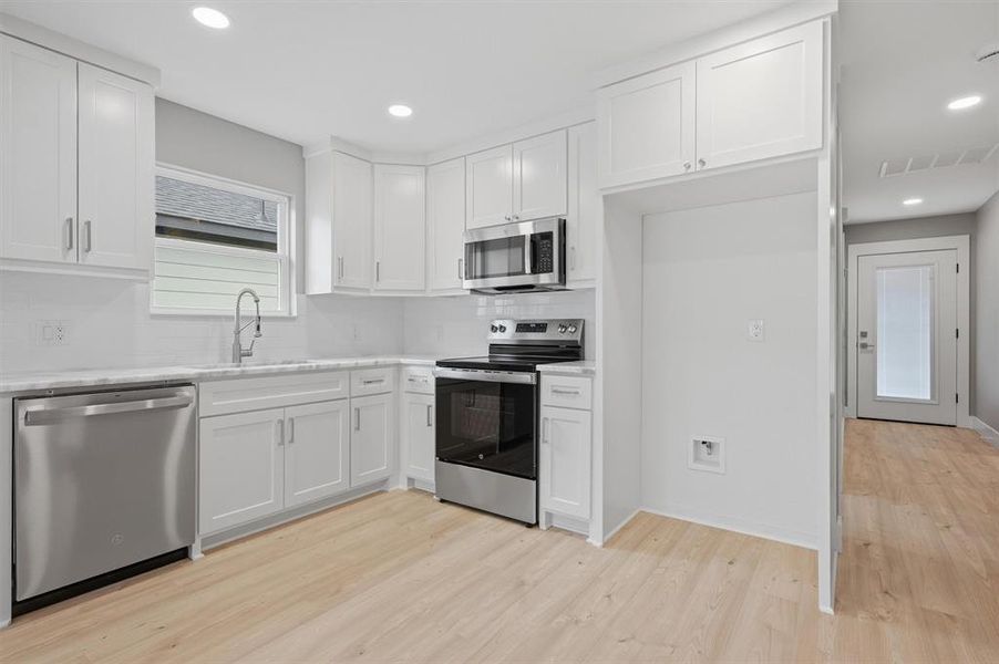 Furnished interior view inside a new home in , Sherman (Image 5).