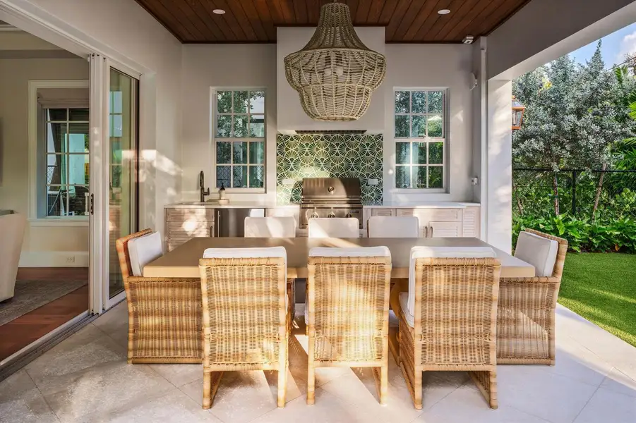 09 - Outdoor dining space with wicker ch