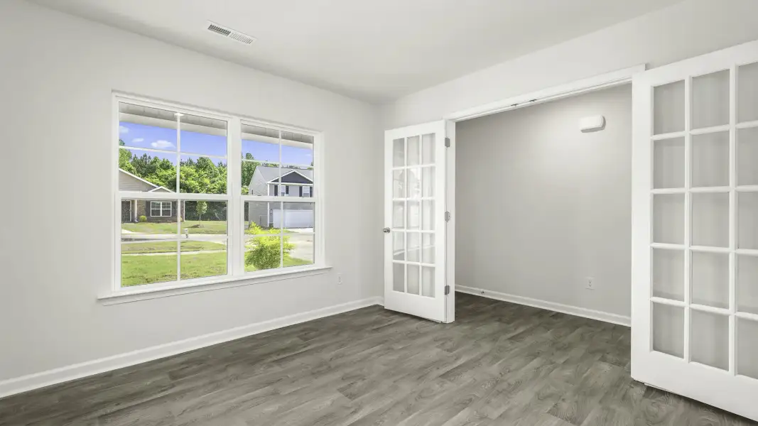 Spacious, unfurnished interior of a new home in Owens Ridge, Lexington (Image 9).