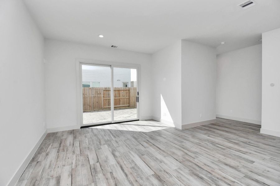 Spacious, unfurnished interior of a new home in Antigua, Houston (Image 30).