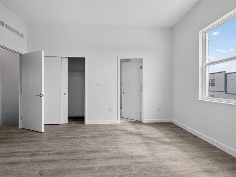 Spacious, unfurnished interior of a new home in , Davenport (Image 25).